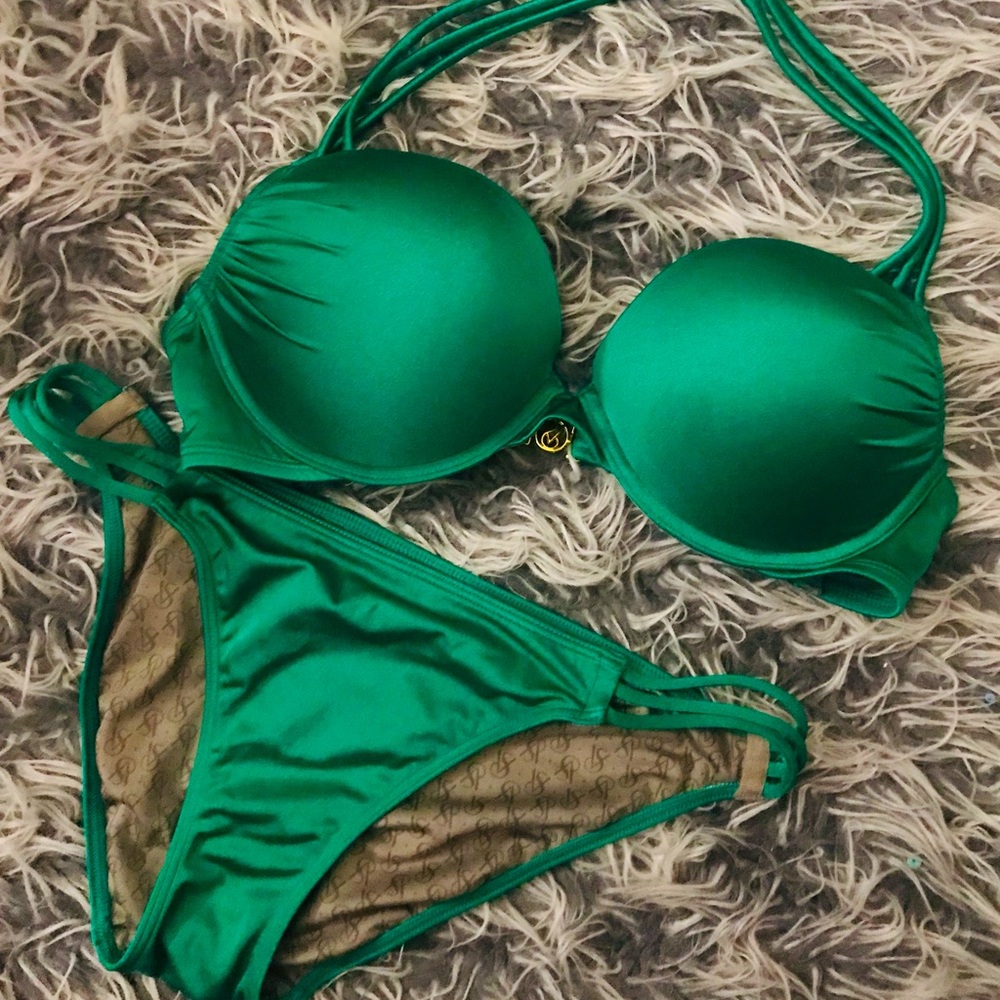 Victoria’s Secret bombshell bikini